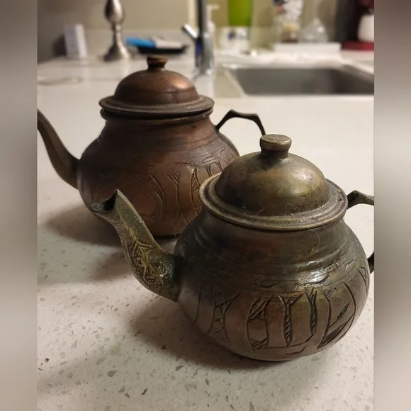 Vintage Hand-Engraved Copper Teapots – Set of 2 – Signed “SAR AHMET / GAZIANTEP” - Picture 3 of 9